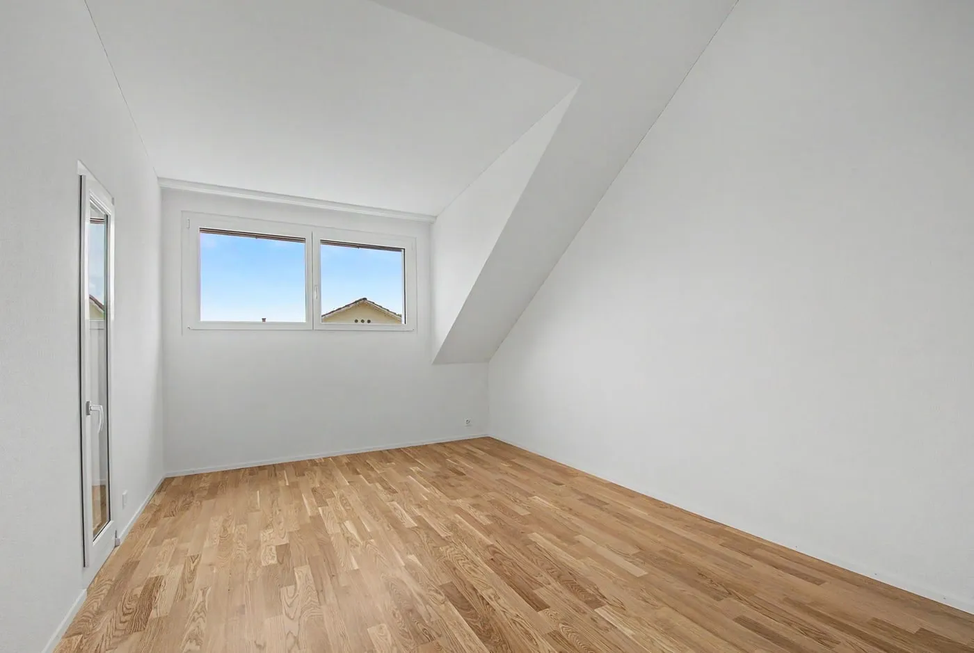 Zimmer mit Dachschräge, leer und unmöbliert