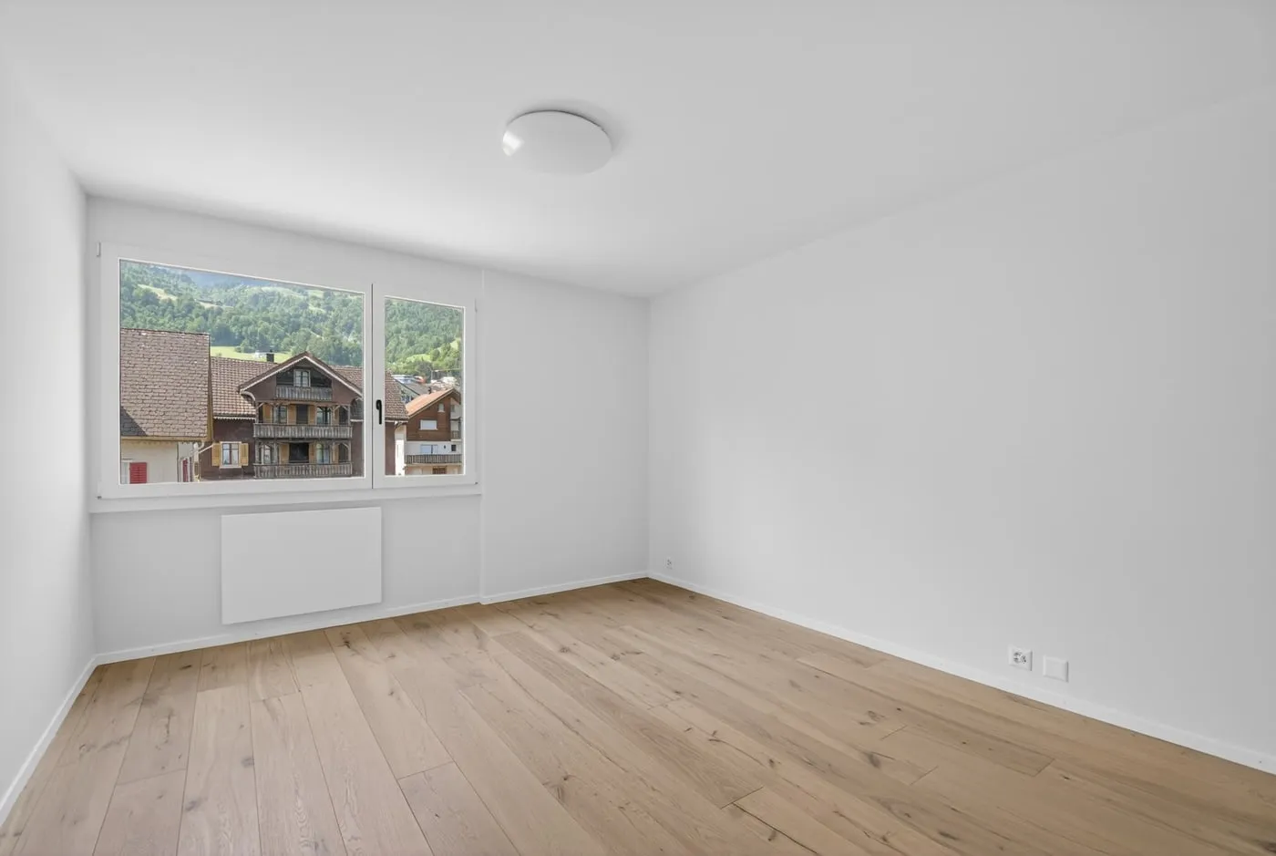 Wohnzimmer, leer und unmöbliert